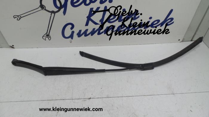 Front wiper arm from a Volkswagen Tiguan 2017