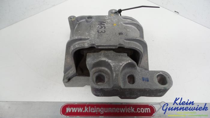 Używane Wspornik silnika Volkswagen Jetta Cena € 19,00 Procedura marży oferowane przez Klein Gunnewiek Autodemontage & Motorentechniek