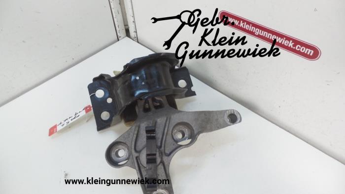 Engine mount from a Dacia Dokker 2015