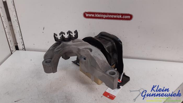 Used Engine mount Renault Captur Price € 20,00 Margin scheme offered by Klein Gunnewiek Autodemontage & Motorentechniek