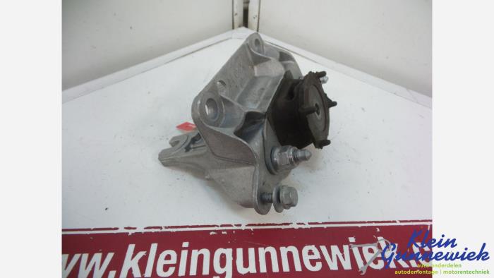 Used Engine mount Renault Twingo Price € 21,00 Margin scheme offered by Klein Gunnewiek Autodemontage & Motorentechniek