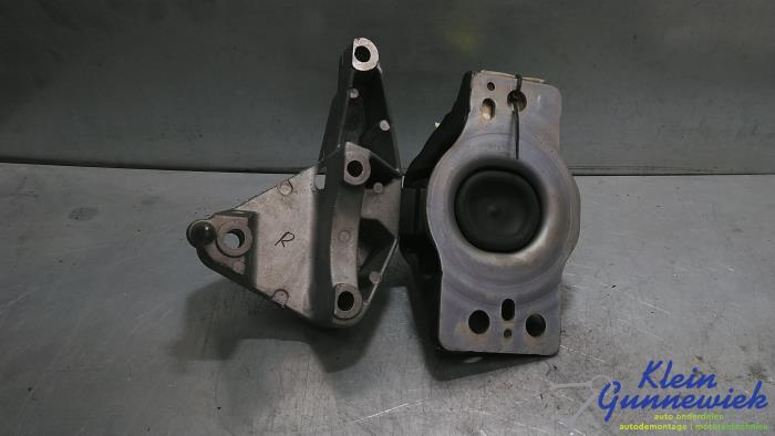 Used Engine mount Renault Kangoo Price € 16,00 Margin scheme offered by Klein Gunnewiek Autodemontage & Motorentechniek