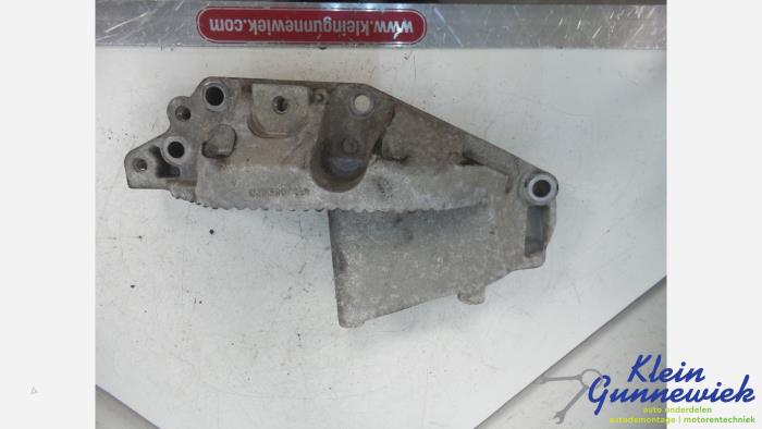 Used Engine mount Renault Master Price € 30,00 Margin scheme offered by Klein Gunnewiek Autodemontage & Motorentechniek