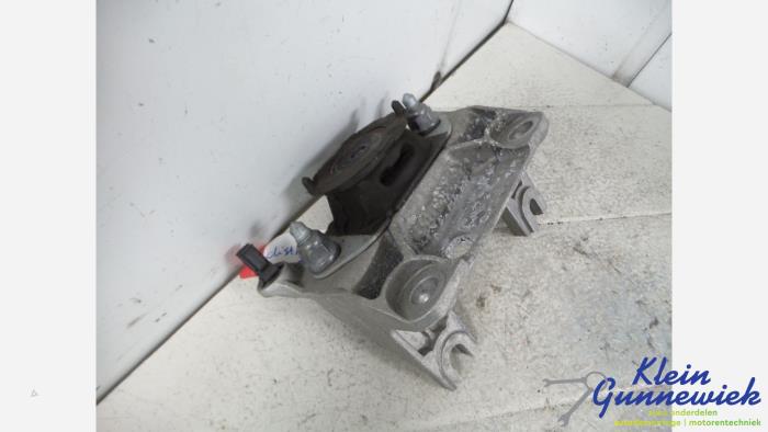 Used Engine mount Renault Twingo Price € 26,00 Margin scheme offered by Klein Gunnewiek Autodemontage & Motorentechniek