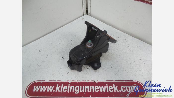 Used Engine mount Toyota Hilux Price € 31,00 Margin scheme offered by Klein Gunnewiek Autodemontage & Motorentechniek