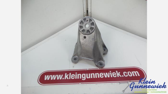 Used Engine mount Volkswagen Touareg Price € 27,00 Margin scheme offered by Klein Gunnewiek Autodemontage & Motorentechniek
