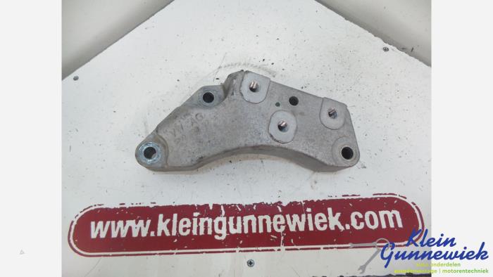 Gearbox mounting bracket