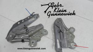 Gebrauchte Motorhaube Scharnier Skoda Superb Preis auf Anfrage angeboten von Gebr.Klein Gunnewiek Ho.BV