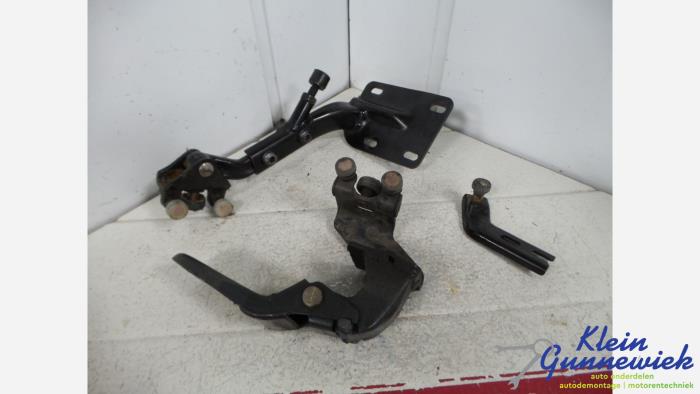 Sliding door middle roller runner