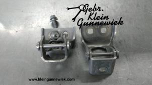 Gebrauchte Scharnier Tür links vorne Renault Kangoo Preis auf Anfrage angeboten von Gebr.Klein Gunnewiek Ho.BV