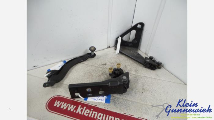 Sliding door middle roller runner