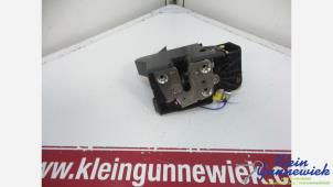 Begagnade Dörrlåsmekanism, 4-dörrars, vänster fram Dacia Sandero Pris € 50,00 Marginaltabell erbjuds av Klein Gunnewiek Autodemontage & Motorentechniek