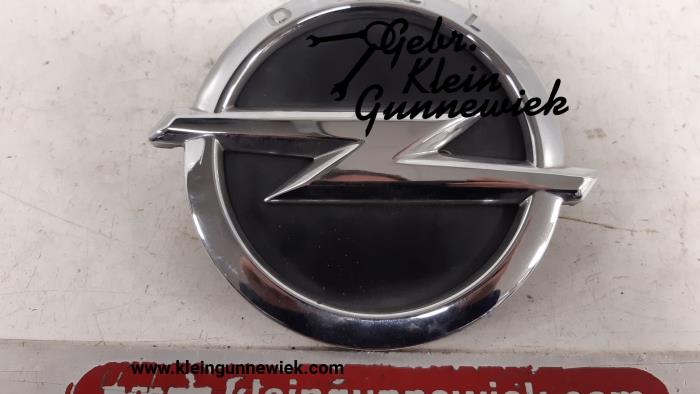Emblem van een Opel Cascada 2016