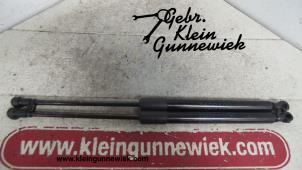 Usagé Amortisseur capot moteur gauche BMW 3-Serie Prix sur demande proposé par Gebr.Klein Gunnewiek Ho.BV
