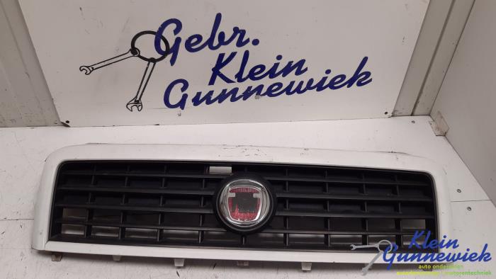 Używane Grill Fiat Doblo Cena € 22,00 Procedura marży oferowane przez Klein Gunnewiek Autodemontage & Motorentechniek