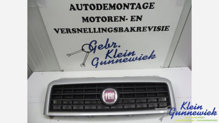 Używane Grill Fiat Doblo Cena € 35,00 Procedura marży oferowane przez Klein Gunnewiek Autodemontage & Motorentechniek