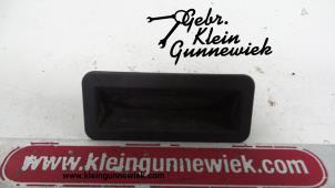 Używane Uchwyt tylnej klapy Ford S-Max Cena € 15,00 Procedura marży oferowane przez Gebr.Klein Gunnewiek Ho.BV