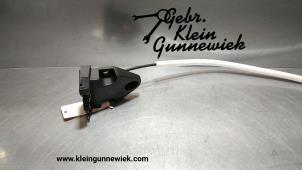 Used Tailgate lock mechanism Opel Vivaro Price on request offered by Gebr.Klein Gunnewiek Ho.BV