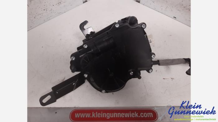 Używane Silnik rygla tylnej klapy BMW 3-Serie Cena € 20,00 Procedura marży oferowane przez Klein Gunnewiek Autodemontage & Motorentechniek