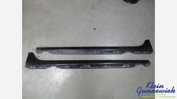 Car sill