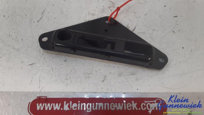Używane Blokada dachu cabrio Audi A4 Cena € 16,00 Procedura marży oferowane przez Klein Gunnewiek Autodemontage & Motorentechniek