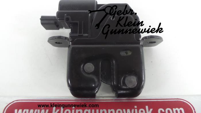Tailgate lock mechanism from a Renault Clio 2015
