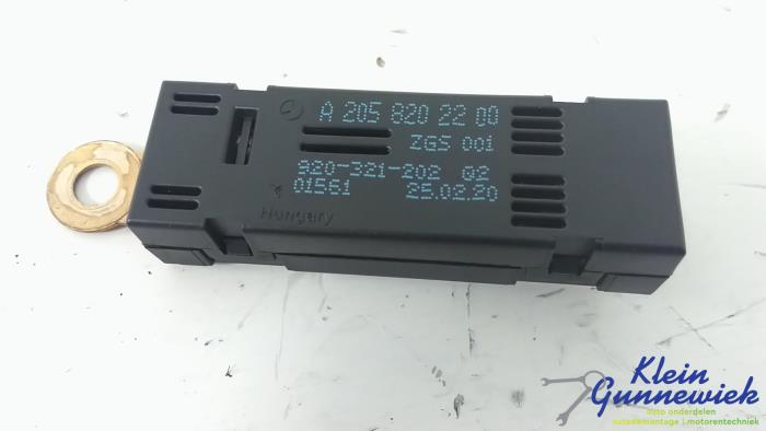Używane Antena Mercedes C-Klasse Cena € 20,00 Procedura marży oferowane przez Klein Gunnewiek Autodemontage & Motorentechniek