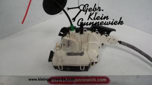 Gebrauchte Türschlossmechanik 2-türig rechts Mercedes W211 Preis € 75,00 Margenregelung angeboten von Gebr.Klein Gunnewiek Ho.BV