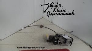 Gebrauchte Türschlossmechanik 4-türig rechts vorne Mercedes A-Klasse Preis € 40,00 Margenregelung angeboten von Gebr.Klein Gunnewiek Ho.BV