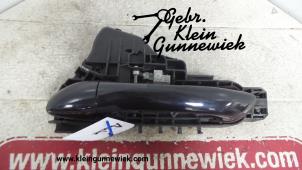 Używane Uchwyt drzwi lewych tylnych wersja 4-drzwiowa Mercedes ML-Klasse Cena na żądanie oferowane przez Gebr.Klein Gunnewiek Ho.BV