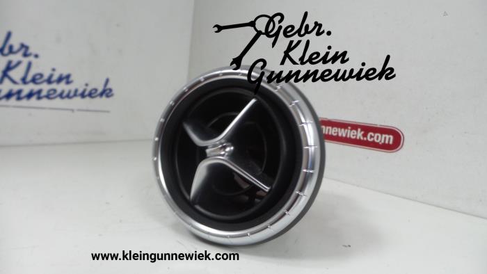 Rejilla de aire de salpicadero de un Mercedes CLA 2014