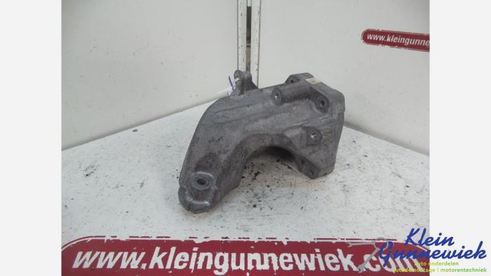 Used Engine mount Mercedes E-Klasse Price € 17,00 Margin scheme offered by Klein Gunnewiek Autodemontage & Motorentechniek