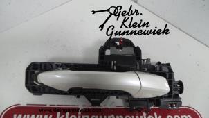 Gebrauchte Türgriff 2-türig rechts Mercedes W210 Preis € 30,00 Margenregelung angeboten von Gebr.Klein Gunnewiek Ho.BV