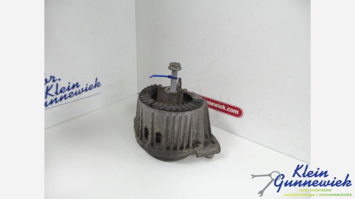 Engine mount bracket