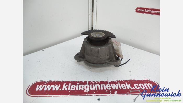 Used Engine mount Mercedes C-Klasse Price € 18,00 Margin scheme offered by Klein Gunnewiek Autodemontage & Motorentechniek