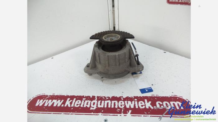 Used Engine mount Mercedes C-Klasse Price € 18,00 Margin scheme offered by Klein Gunnewiek Autodemontage & Motorentechniek