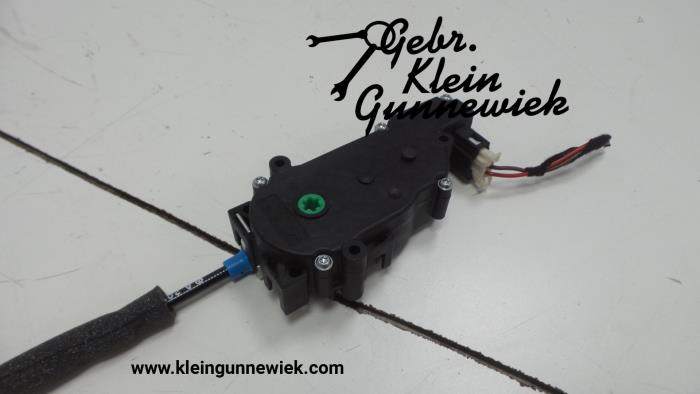 Motor for power tailgate closer from a Mercedes C-Klasse 2016