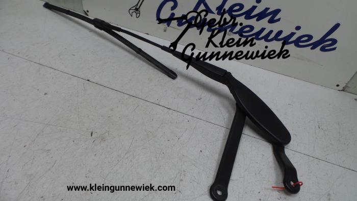Front wiper arm from a Mercedes C-Klasse 2017