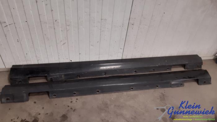 Car sill