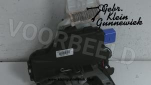 Usagé Serrure portière mécanique 2portes droite Volkswagen Polo Prix € 45,00 Règlement à la marge proposé par Gebr.Klein Gunnewiek Ho.BV