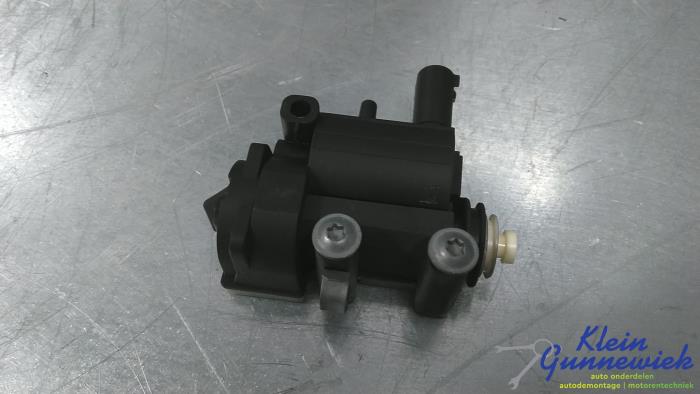Moteur verrouillage trappe essence