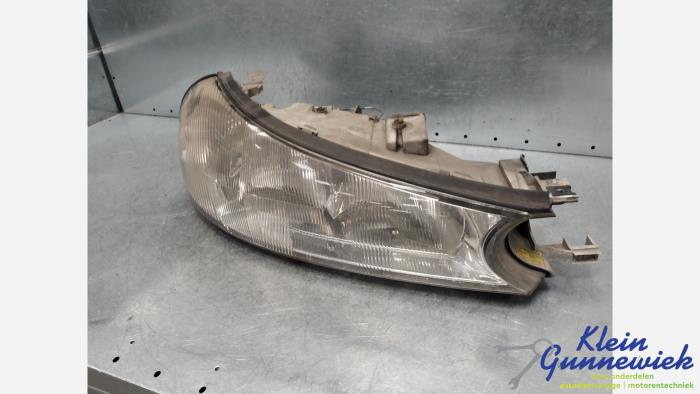 Używane Reflektor prawy Ford Mondeo Cena € 22,00 Procedura marży oferowane przez Klein Gunnewiek Autodemontage & Motorentechniek
