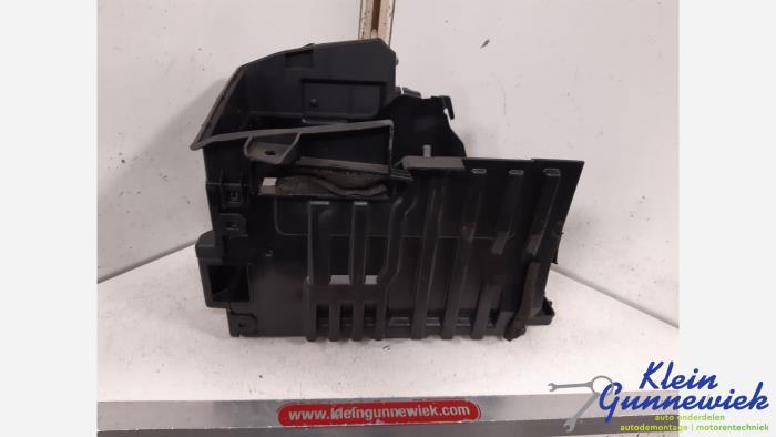 Begagnade Batterilåda Landrover Range Rover Pris € 45,00 Marginaltabell erbjuds av Klein Gunnewiek Autodemontage & Motorentechniek