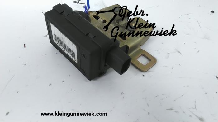 Tailgate lock mechanism from a BMW Mini One 2004
