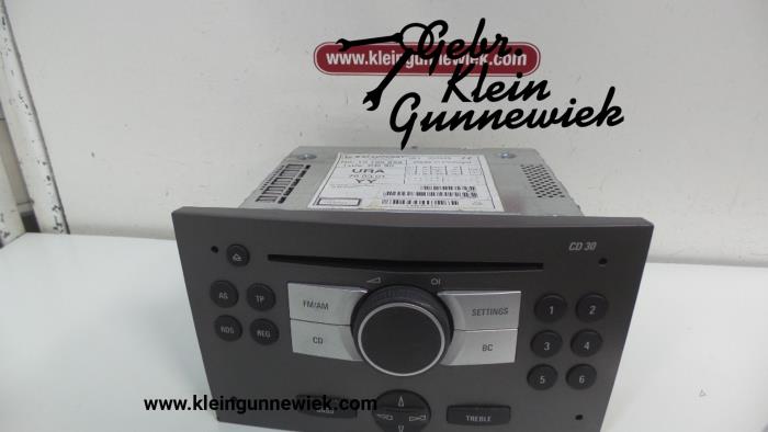 Radio CD player from a Opel Astra 2005