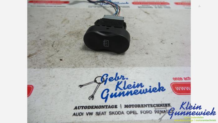 Używane Przelacznik Dacia Sandero Cena € 15,00 Procedura marży oferowane przez Klein Gunnewiek Autodemontage & Motorentechniek