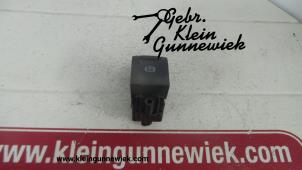 Usagé Commutateur frein à main Renault Scenic Prix € 35,00 Règlement à la marge proposé par Gebr.Klein Gunnewiek Ho.BV
