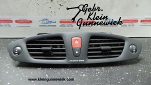 Usados Rejilla de aire de salpicadero Renault Scenic Precio de solicitud ofrecido por Gebr.Klein Gunnewiek Ho.BV