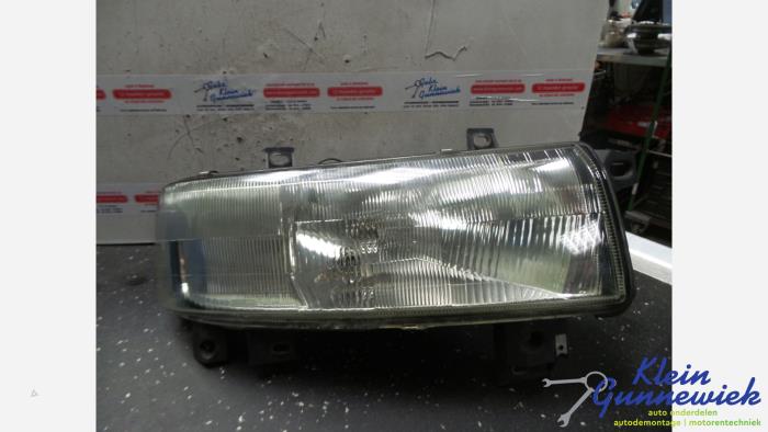 Używane Reflektor prawy Renault Mascott Cena € 24,00 Procedura marży oferowane przez Klein Gunnewiek Autodemontage & Motorentechniek