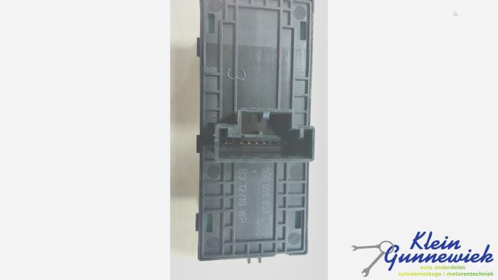 Usados Interruptor combinado de ventanillas Volkswagen Passat Precio € 25,00 Norma de margen ofrecido por Klein Gunnewiek Autodemontage & Motorentechniek